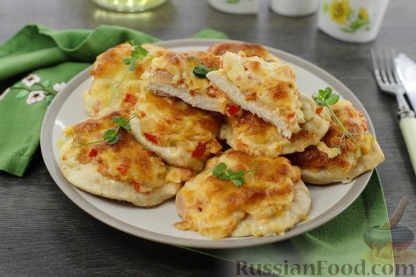 Куриная грудка, запечённая под сырно-овощной шапочкой