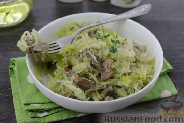 Капуста, тушенная с грибами и куриными желудками