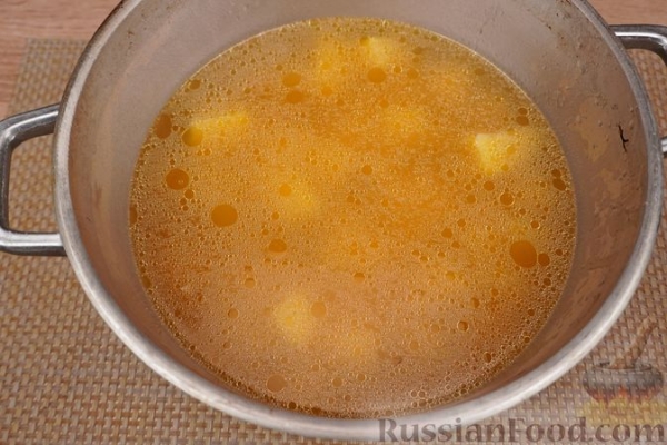 Суп с говядиной, домашней лапшой и томатно-луковой зажаркой