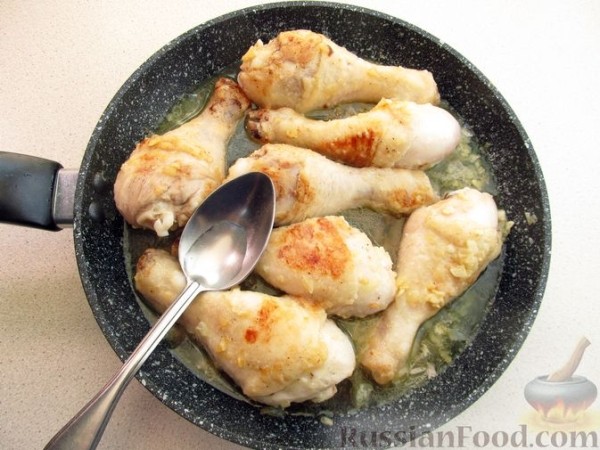 Куриные голени, тушенные с овощами, в сливочном соусе