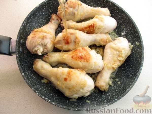 Куриные голени, тушенные с овощами, в сливочном соусе