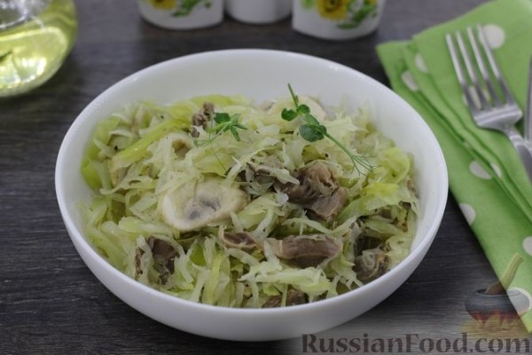 Капуста, тушенная с грибами и куриными желудками