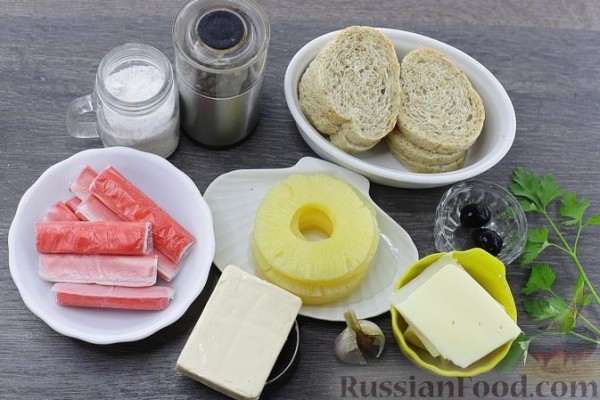 Бутерброды с крабовыми палочками, сыром и ананасами