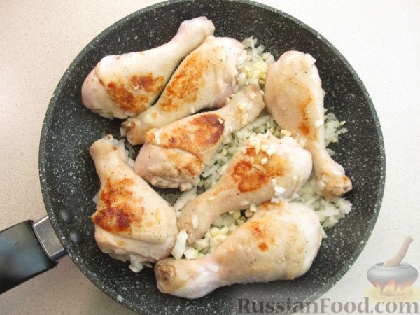 Куриные голени, тушенные с овощами, в сливочном соусе