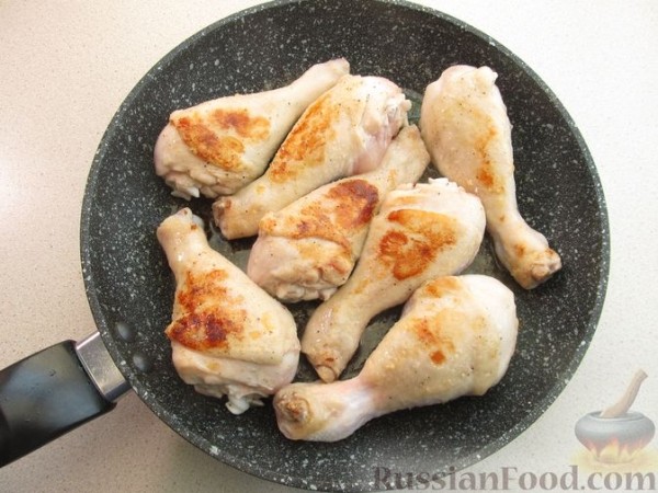 Куриные голени, тушенные с овощами, в сливочном соусе