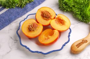 Салат с нектаринами и дыней