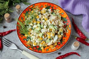 Салат с треской и кукурузой