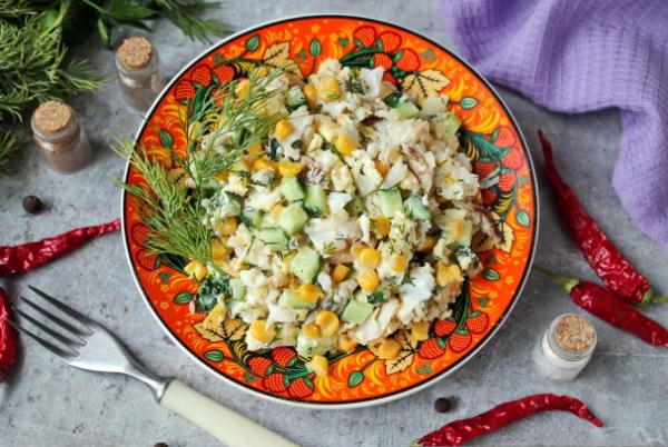 Салат с треской и кукурузой