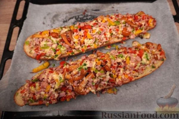 Польский горячий бутерброд с грибами, ветчиной и кукурузой