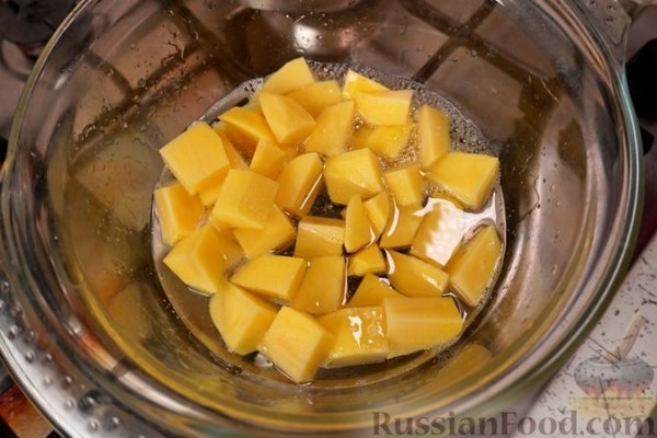 Жареный картофель с луком и нудлями