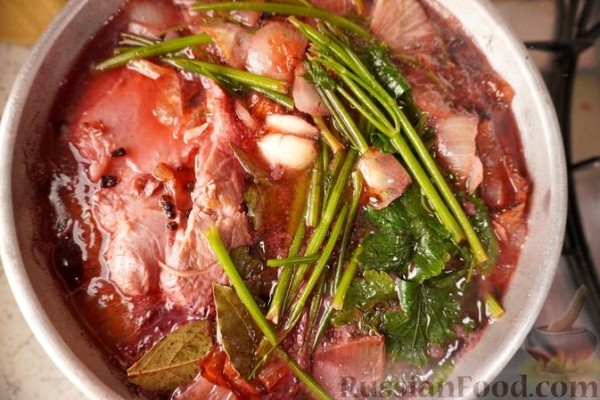 Свиная рулька, тушенная в вине, с медовой глазурью