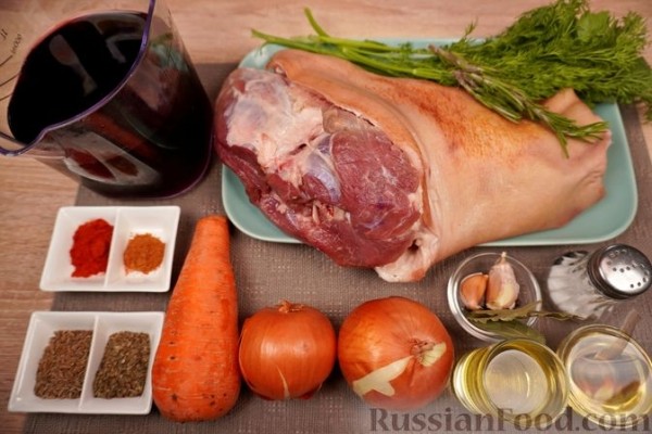 Свиная рулька, тушенная в вине, с медовой глазурью