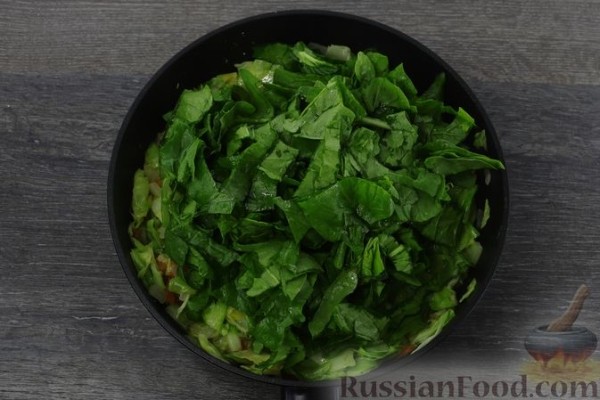 Тушёная капуста со шпинатом и яйцами