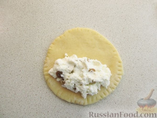 Сочники с творогом и изюмом