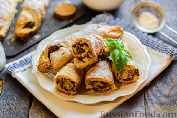 Рулетики из слоёного теста, с сухофруктами и орехами