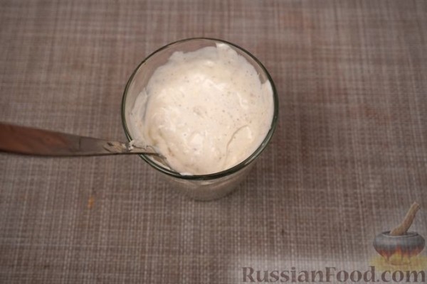 Салат из огурцов с орехами, чесноком и сметаной