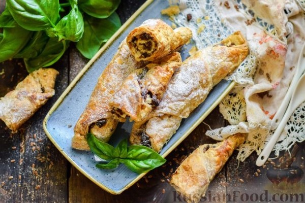Рулетики из слоёного теста, с сухофруктами и орехами