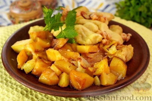 Жареный картофель с луком и нудлями