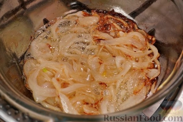 Жареный картофель с луком и нудлями
