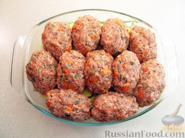 Котлеты, запечённые с картофелем в молочном соусе, с сыром
