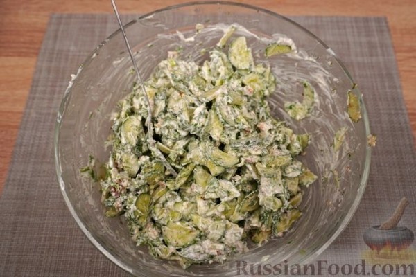 Салат из огурцов с орехами, чесноком и сметаной