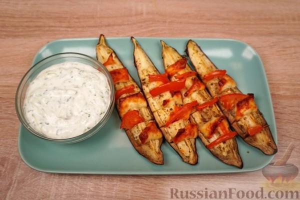 Запечённые баклажаны с помидорами и сыром