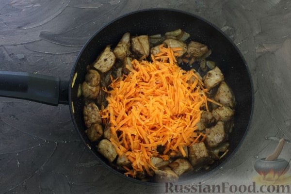 Свинина со стручковой фасолью, зелёным горошком и соевым соусом