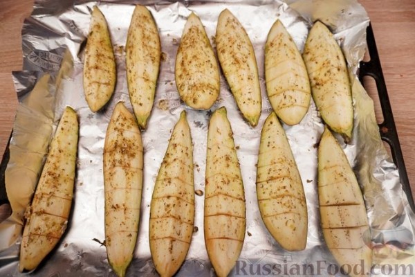 Запечённые баклажаны с помидорами и сыром