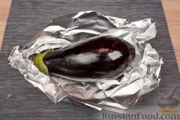 Закуска из запечённых баклажанов, вяленых томатов, тахини и феты, с питой