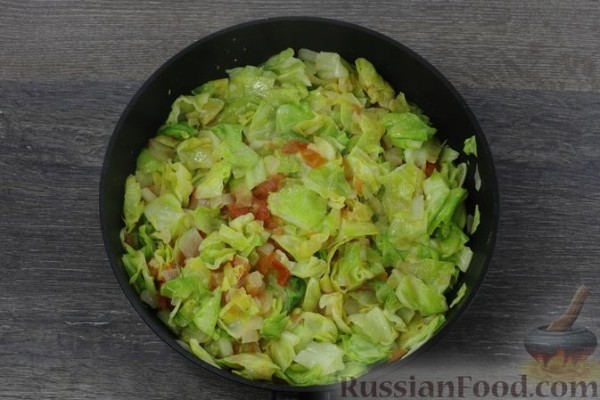 Тушёная капуста со шпинатом и яйцами