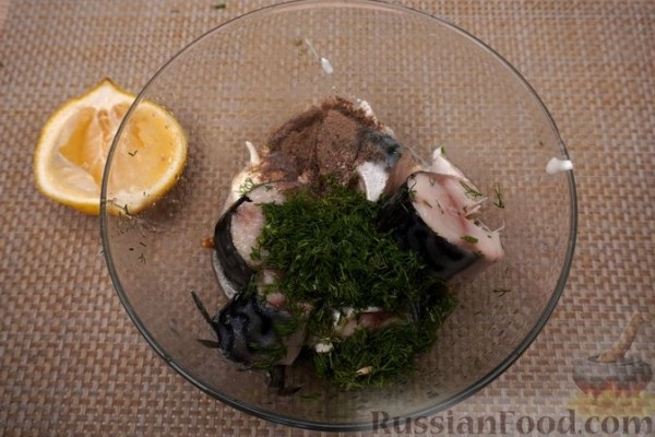 Скумбрия в горчично-сметанном маринаде, запечённая с картофелем