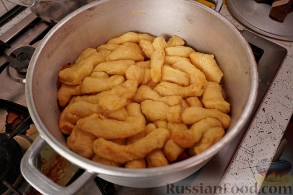 Жареный картофель с луком и нудлями