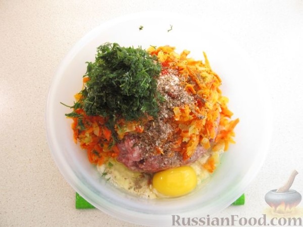 Котлеты, запечённые с картофелем в молочном соусе, с сыром