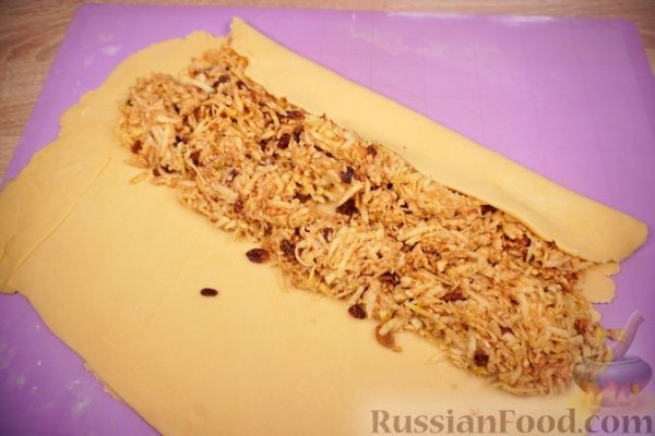 Штрудель с яблоками, изюмом и орехами