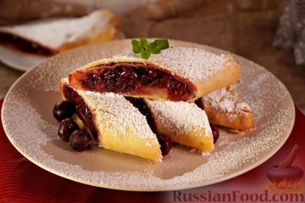 Штрудель с вишней