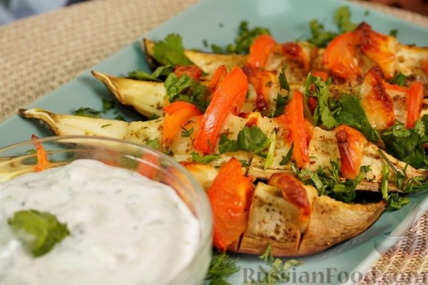 Запечённые баклажаны с помидорами и сыром