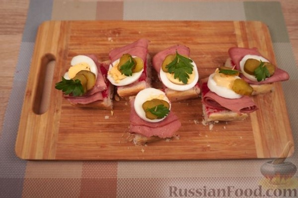Бутерброды с ветчиной, яйцом и огурцом