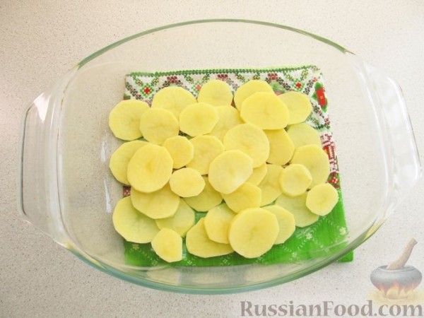 Котлеты, запечённые с картофелем в молочном соусе, с сыром