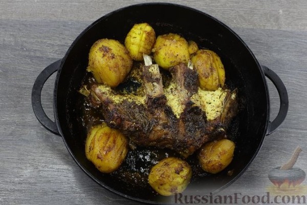 Свиная корейка, запечённая с картофелем