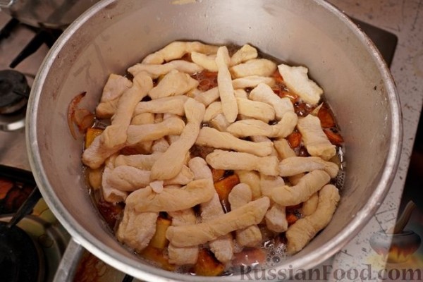 Жареный картофель с луком и нудлями