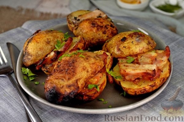 Картошка с копчёным беконом в фольге (на углях)