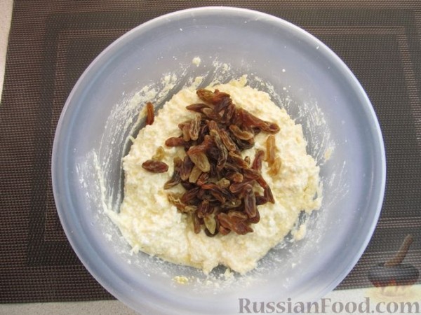 Творожная запеканка с манкой и изюмом (без муки)