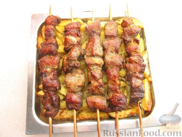 Шашлык из свиной шеи в духовке (с картофелем)