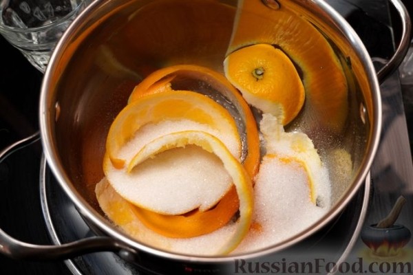 Глинтвейн из белого вина с персиками, апельсинами и лимонами