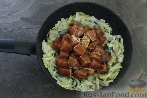 Свинина со стручковой фасолью, зелёным горошком и соевым соусом