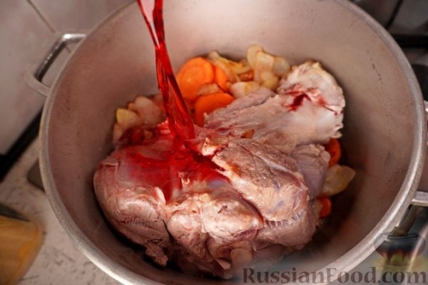 Свиная рулька, тушенная в вине, с медовой глазурью