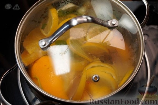 Глинтвейн из белого вина с персиками, апельсинами и лимонами