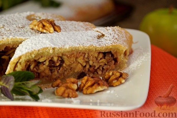 Штрудель с яблоками, изюмом и орехами