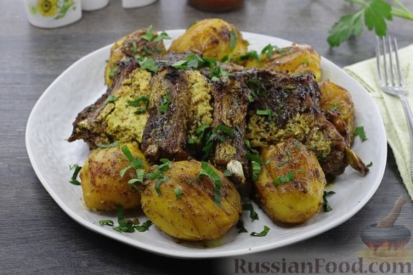 Свиная корейка, запечённая с картофелем