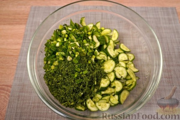 Салат из огурцов с орехами, чесноком и сметаной